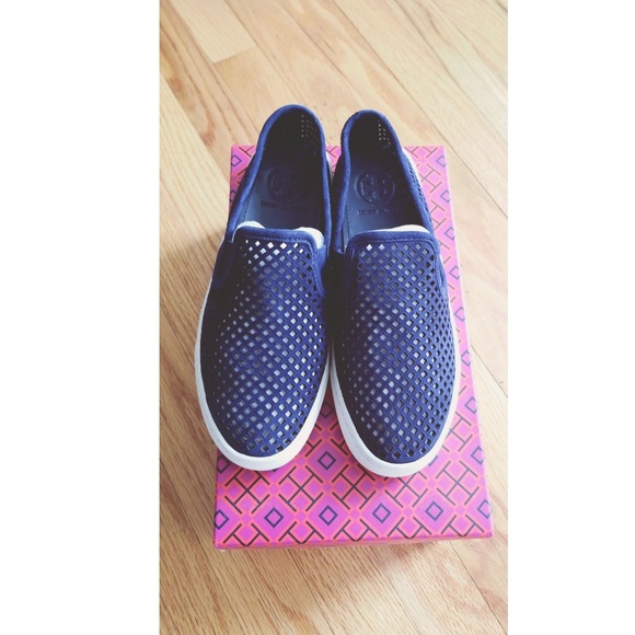 Perforated Slip on sneaker - Picture 2 of 8